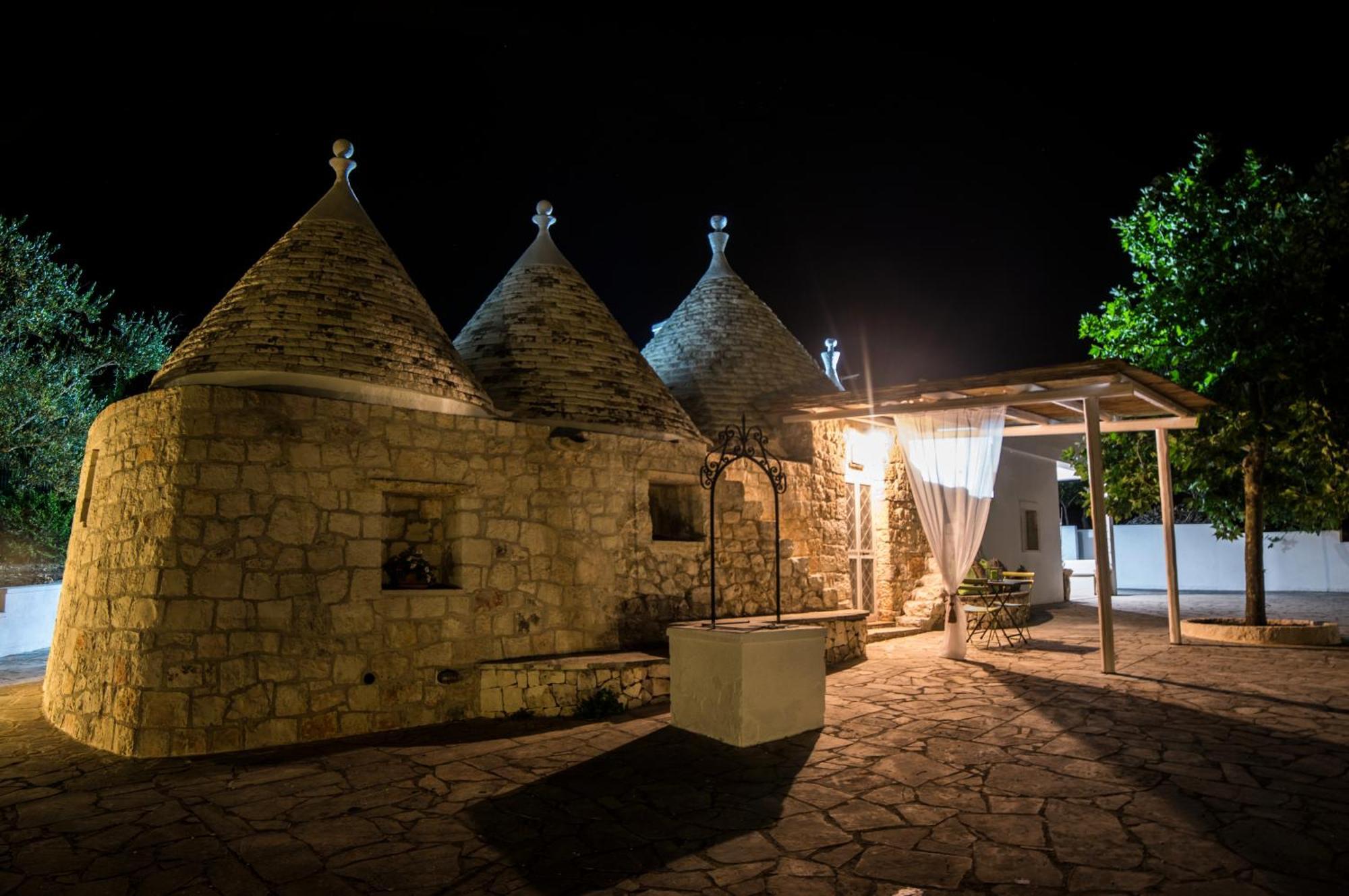 Relais Trulli Le Icone Bed & Breakfast Остуни Екстериор снимка