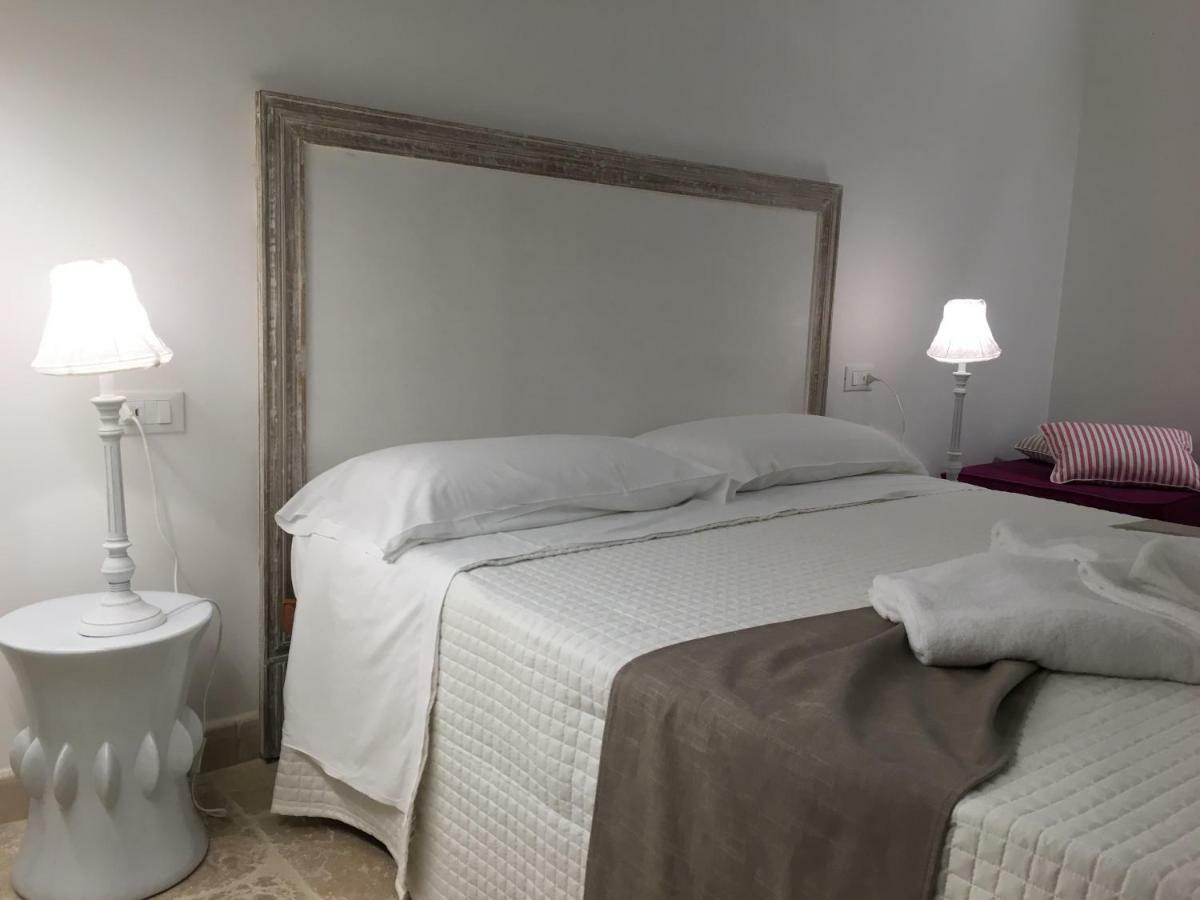 Relais Trulli Le Icone Bed & Breakfast Остуни Екстериор снимка